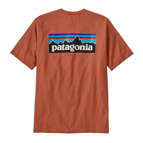 Patagonia M\'s P-6 Logo Responsibili-Tee Redtail Rust ryhmässä Vaatteet ja kengät / Vaatetus / T-paidat @ Sportfiskeprylar.se (38504-RTLR-Sr)