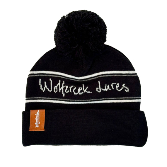 Wolfcreek Classic Logo Pom Pom Beanie - Black/White ryhmässä Vaatteet ja kengät / Lippikset ja päähineet / Lakit & pipot @ Sportfiskeprylar.se (WCL-05-POMPOM-01-BLK-WHT)