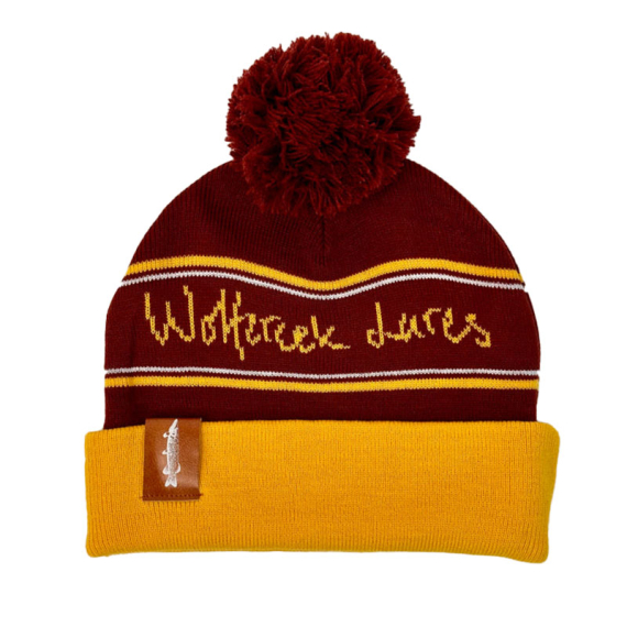 Wolfcreek Classic Logo Pom Pom Beanie - Burgundy/Mustard ryhmässä Vaatteet ja kengät / Lippikset ja päähineet / Lakit & pipot @ Sportfiskeprylar.se (WCL-05-POMPOM-01-BRG-MUST)