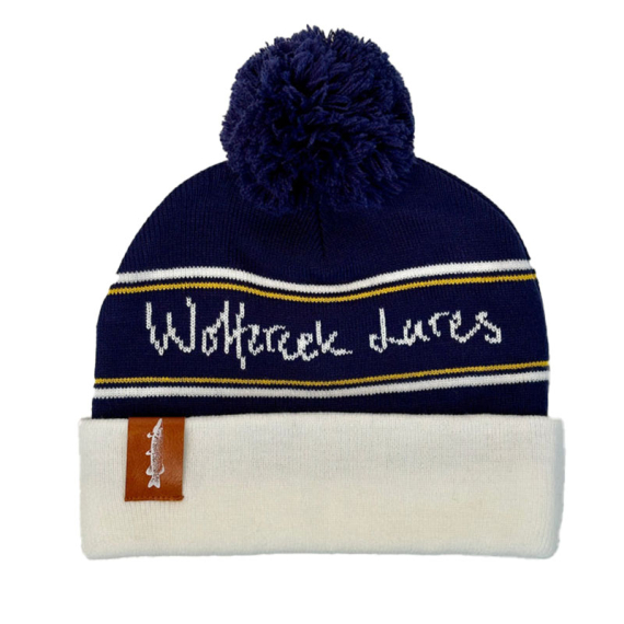 Wolfcreek Classic Logo Pom Pom Beanie - Navy/ White ryhmässä Vaatteet ja kengät / Lippikset ja päähineet / Lakit & pipot @ Sportfiskeprylar.se (WCL-05-POMPOM-01-NVY-WHT)